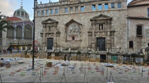 Montaje de la minimascletà en la plaça del Mercat